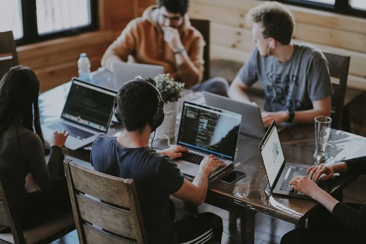 Equipo colaborando en una solución tecnológica